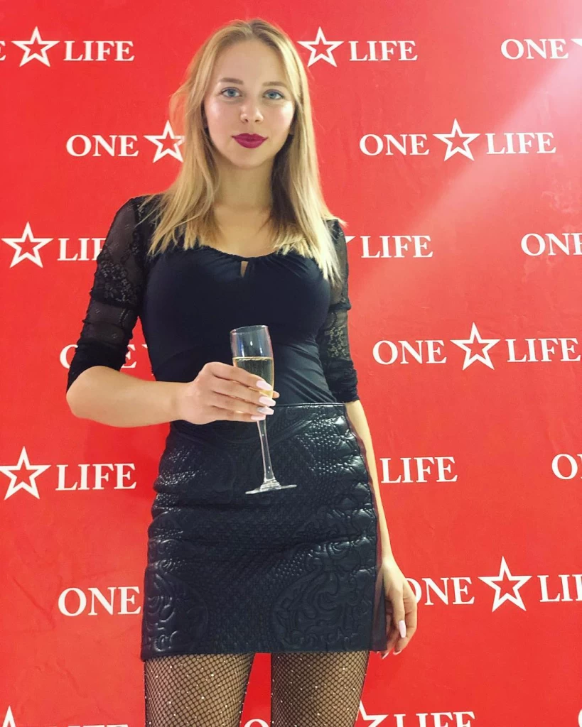 Victoria Profile image 7